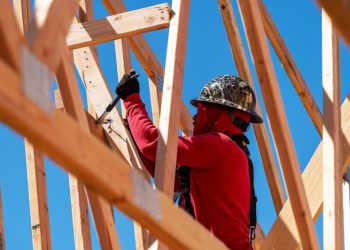 A U.S. construction boom is sending rents lower and creating perks for renters