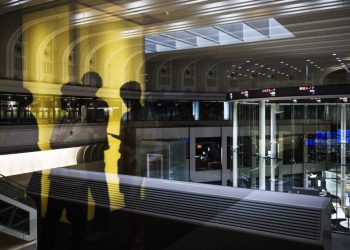 American recession fears spark selloff in international markets and point to lower U.S. open