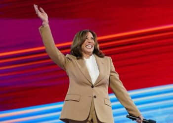 Trump, Vance hit battleground states as they counter-program Harris, Walz at DNC