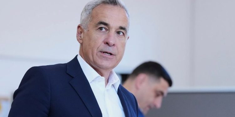 Romanian populist who ran for president before election was annulled steps away from politics